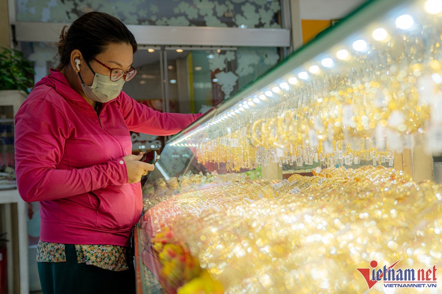 Giữ vàng trong két, 'bốc hơi' hơn 8 triệu đồng/lượng