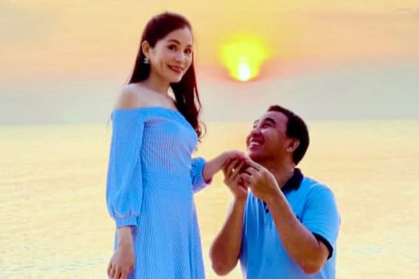 MC Quyền Linh quỳ gối nói lời mật ngọt với vợ sau gần 20 chung sống
