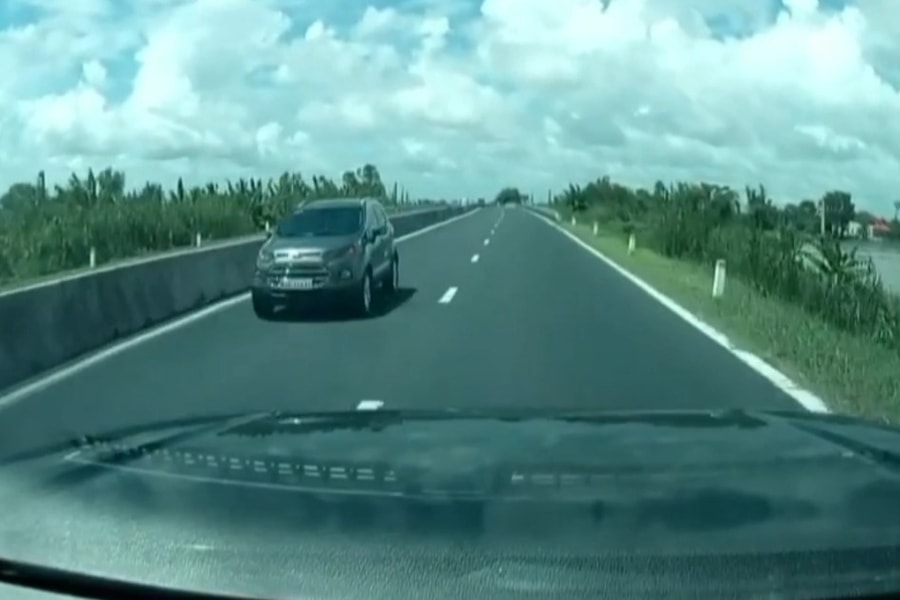 Tài xế ô tô bật đèn cảnh báo, phóng ngược chiều trên đường cao tốc