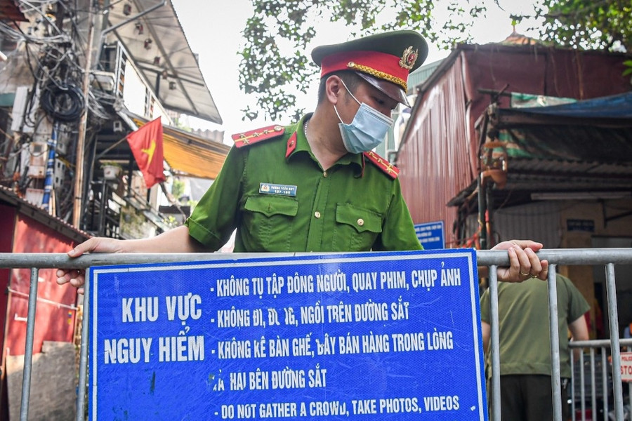 Hà Nội dựng hàng rào 'phong tỏa' phố cà phê đường tàu