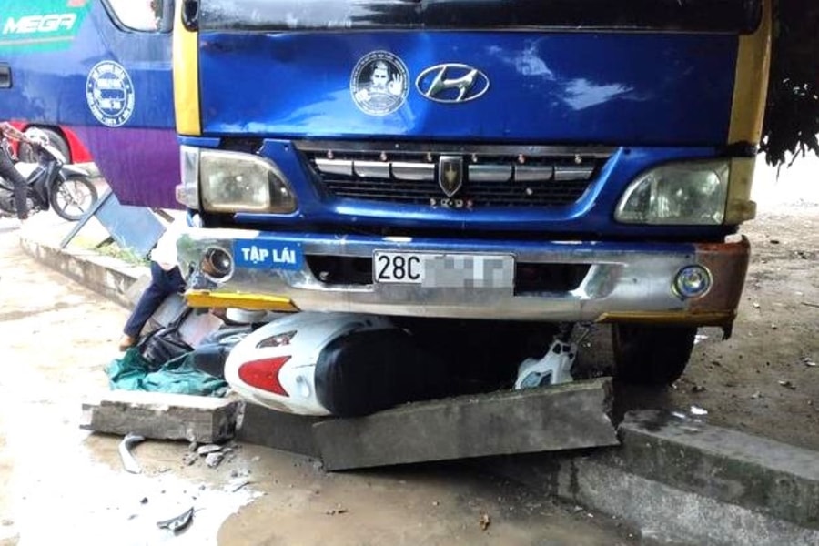 Xe ô tô tập lái va chạm với xe máy điện, một người chết