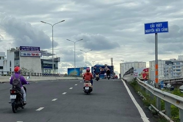 Cầu vượt Nguyễn Hữu Cảnh bị võng, nứt do đứt cáp nhịp chính
