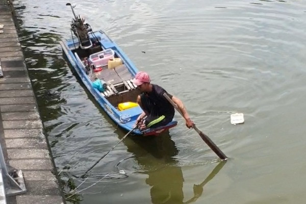 Ngang nhiên chích điện tận diệt cá trên kênh Nhiêu Lộc - Thị Nghè