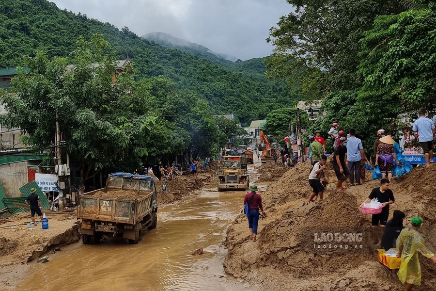 Nỗ lực thông xe, ổn định cuộc sống cho người dân vùng bị lũ quét ở Kỳ Sơn