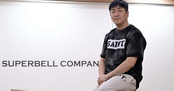 Từ nhân viên bán gà trở thành producer đối tác của IU - SNSD
