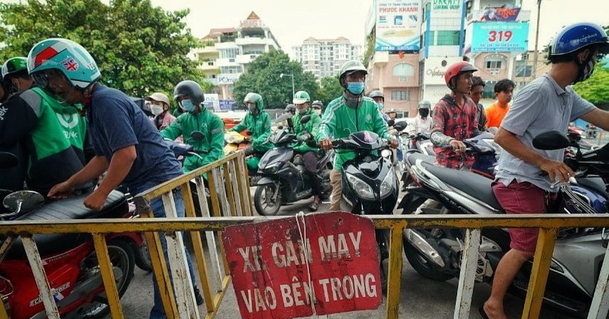 Tài xế công nghệ hủy chuyến, nhiều người tắt app vì hết xăng