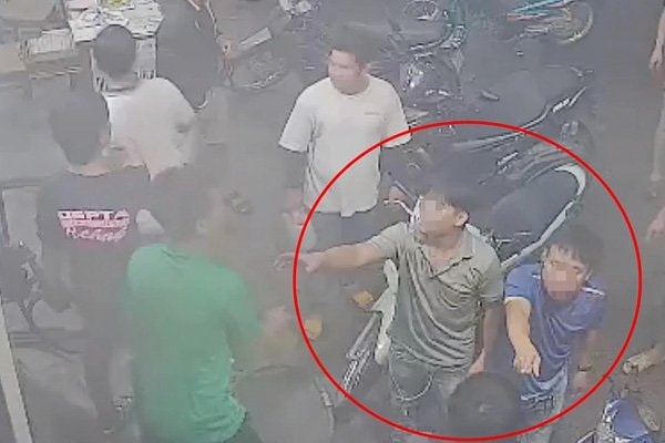 Hành hung nhân viên cây xăng vì không được mua đầy can 5 lít