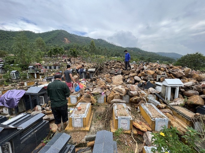 Thời sự 24 giờ: Mưa lũ chưa dứt, bão Nesat lại sắp đổ bộ Biển Đông, nghĩa trang lớn nhất Đà Nẵng bị đất đá vùi sâu 