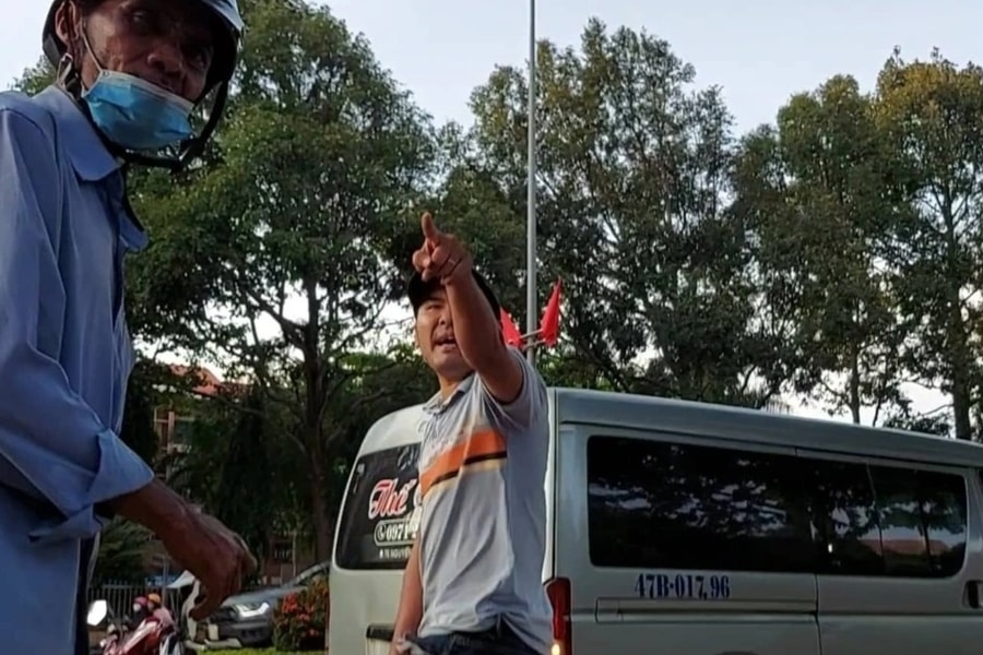 Phóng viên bị tài xế xe dù đe dọa 'tao biết con mày học ở đâu'