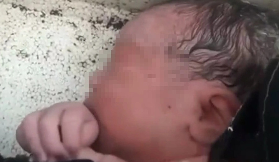 Chăm sóc bé gái sơ sinh bị bỏ rơi trong thùng xốp