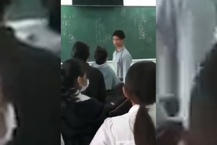 Nữ sinh đấu khẩu với thầy giáo trong lớp bị đình chỉ học một tuần