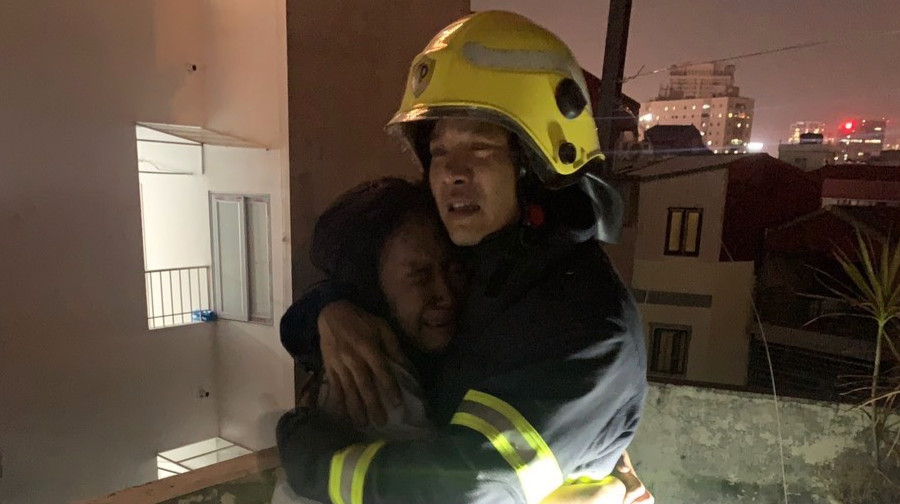 Cô gái ôm chặt lính cứu hỏa khóc nức nở: "Tôi như được sinh ra một lần nữa"