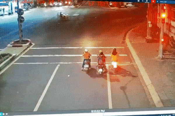 Clip: Tài xế ô tô say xỉn, ủn loạt xe máy đang dừng đèn đỏ