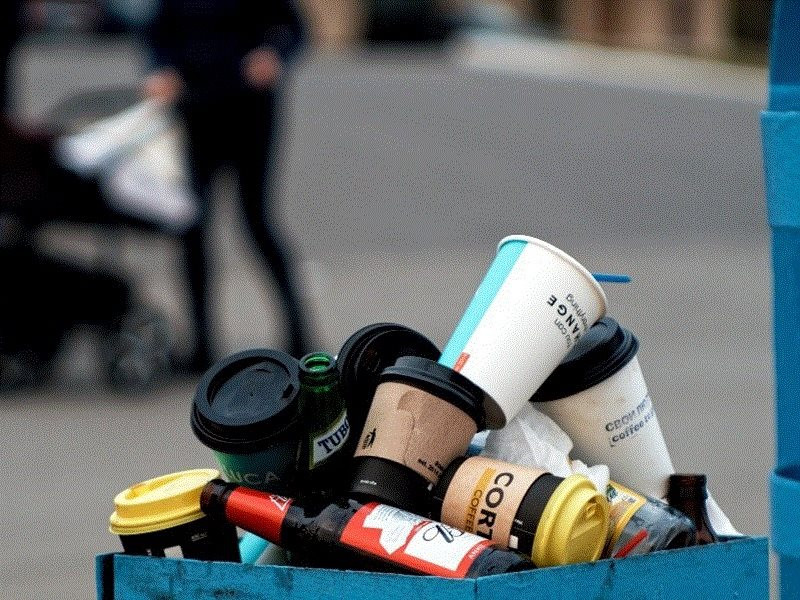 Sử dụng ly giấy khép lại thập kỷ ô nhiễm môi trường từ rác thải nhựa