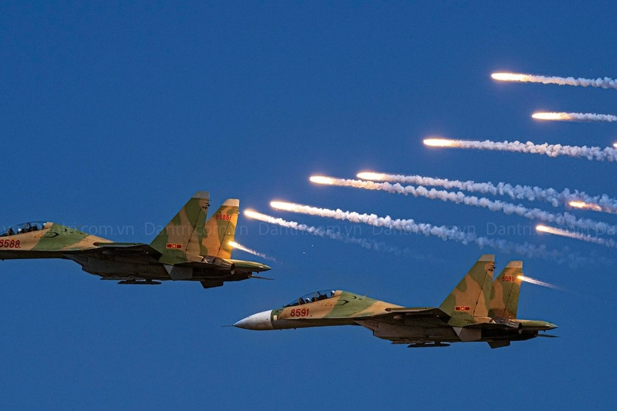 Vì sao "Hổ mang chúa" Su-30MK2 bay lượn trên bầu trời Hà Nội?