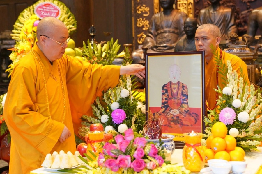 Hàng nghìn Tăng ni, Phật tử dự lễ húy kỵ Quốc sư Nguyễn Minh Không
