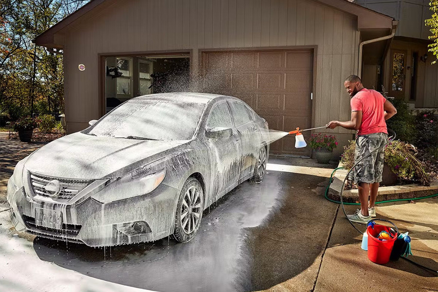 Rửa xe ô tô tại nhà không còn là vấn đề khi bạn đã biết cách thích hợp. Với sự trang bị đầy đủ và kinh nghiệm lâu năm, chúng tôi sẽ đưa ra những cách rửa xe ô tô đơn giản, dễ hiểu và hiệu quả tại nhà của bạn.