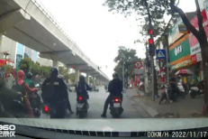 Tài xế 9X vượt đèn đỏ chấp nhận có thể bị phạt nguội để đưa hàng xóm đi cấp cứu kịp thời