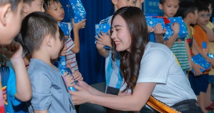 Hoa hậu Phan Kim Oanh trao quà cho Làng trẻ em SOS