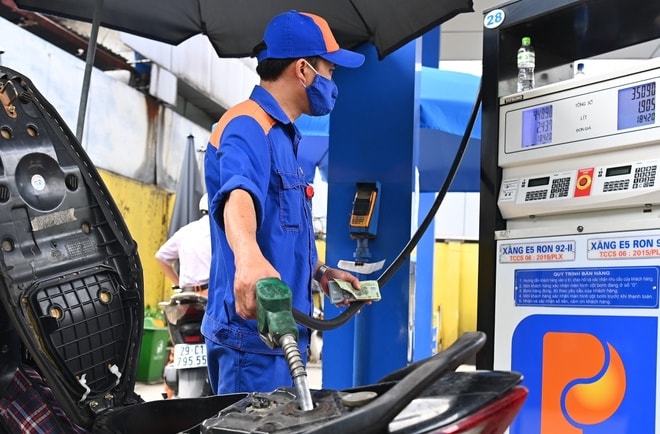 Giá xăng hôm nay có thể giảm 300 đồng/lít