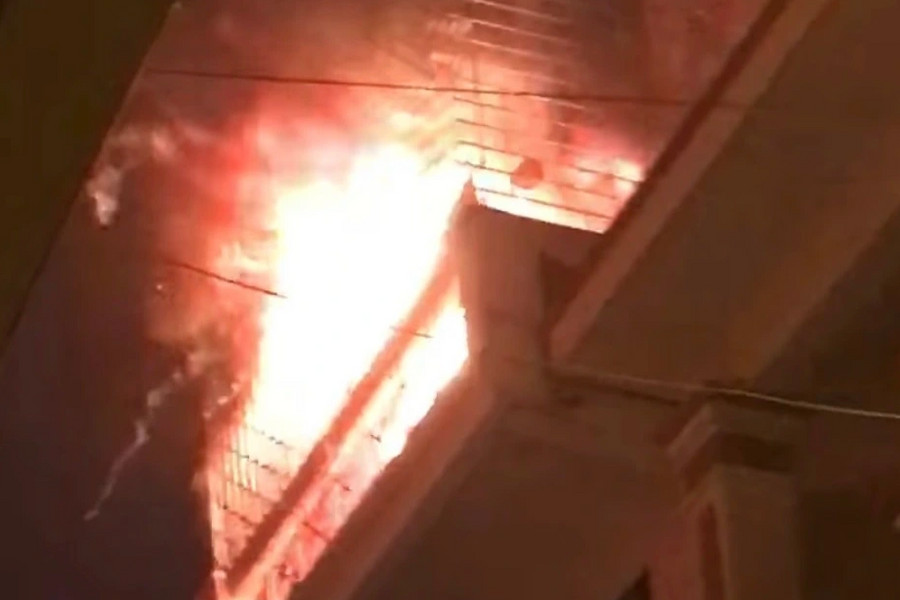 Lửa cháy lớn tại tầng thượng ngôi nhà 4 tầng ở Hà Nội
