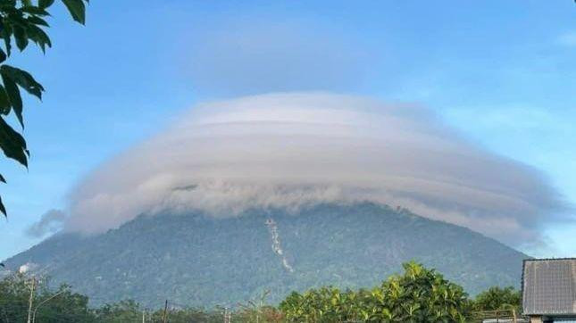 Du khách đổ về núi Bà Đen sau hiện tượng 'mây đĩa bay' bí ẩn