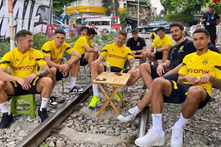 Cầu thủ Dortmund tự ý lấy bàn ghế rồi 'check-in' cà phê đường tàu Hà Nội?
