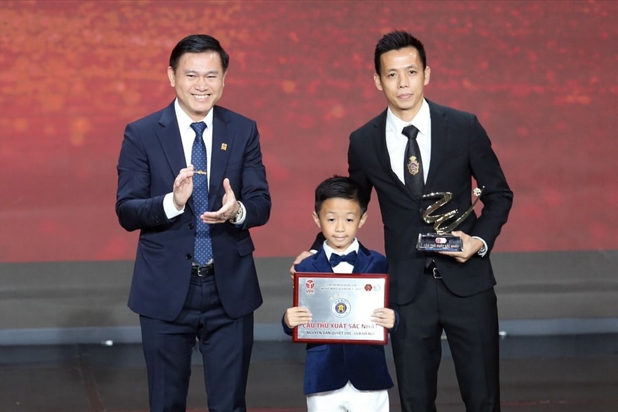 Tiền đạo Văn Quyết nhận giải cầu thủ xuất sắc nhất V.League 2022