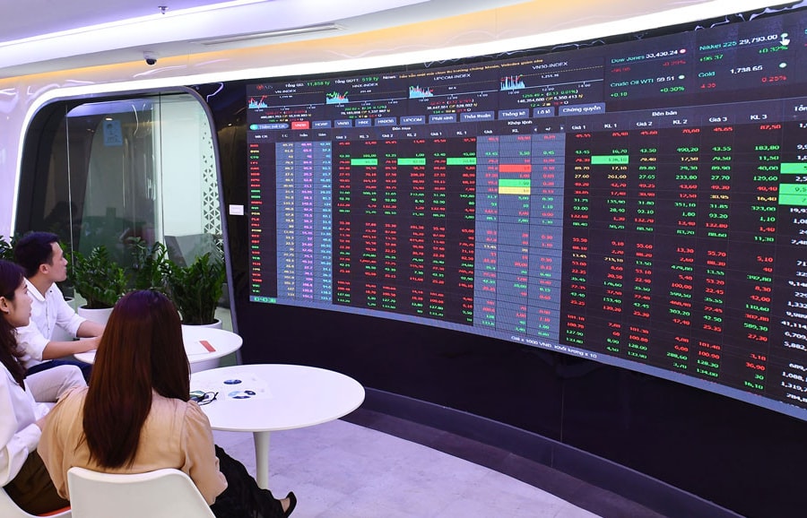 Cổ phiếu bất động sản, chứng khoán bứt phá: VN-Index vọt thêm gần 44 điểm