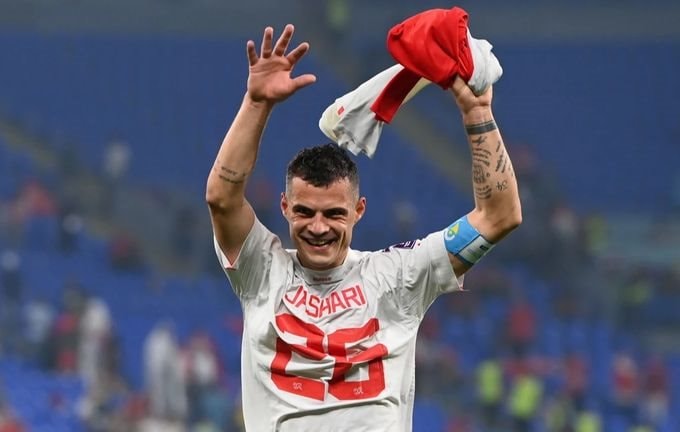 Bản tin World Cup: Xhaka bị FIFA điều tra vì mặc áo in tên thủ lĩnh quân đội Kosovo? Hà Lan bị dịch cúm tấn công trước trận gặp Mỹ
