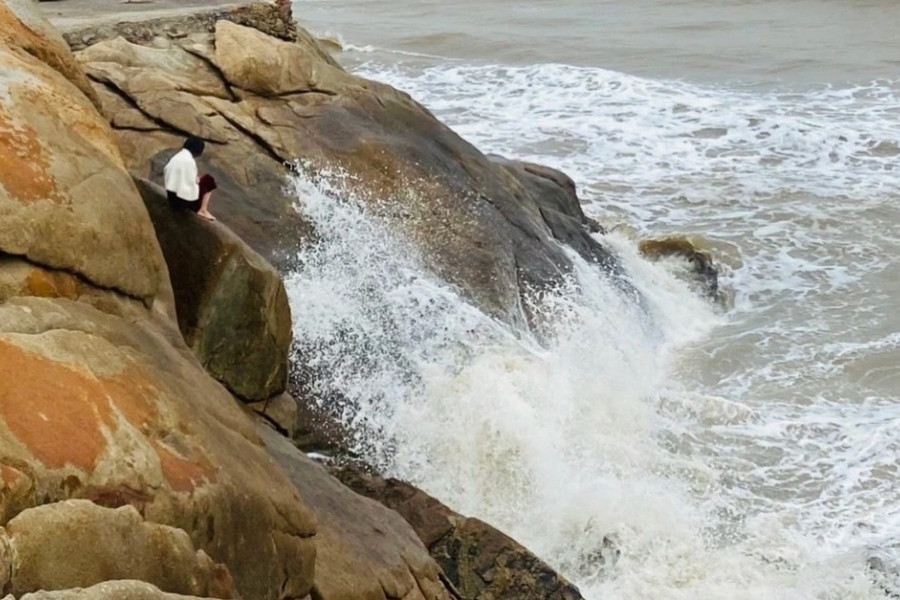 Giải cứu người phụ nữ định gieo mình xuống biển Sầm Sơn