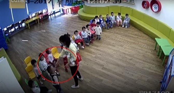 Bắt giữ 3 nữ giáo viên mầm non nhiều lần bạo hành, khua dao trước mặt trẻ