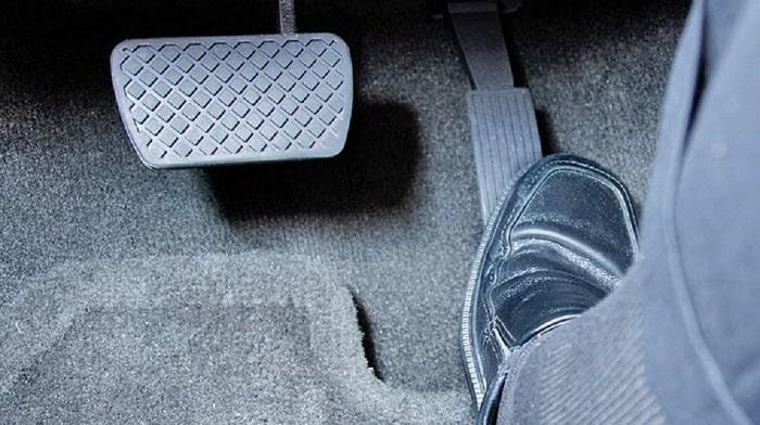 Cách xử trí khi ô tô kẹt chân ga