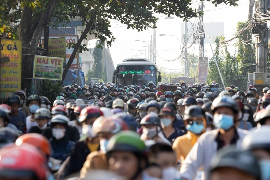 Người dân TPHCM bồng con qua dòng xe kẹt để đến trường
