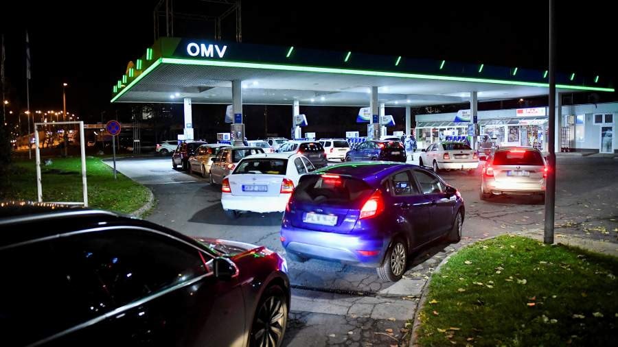 Truyền thông Pháp đăng hướng dẫn chặt cây để sưởi ấm, Hungary thiếu nhiên liệu