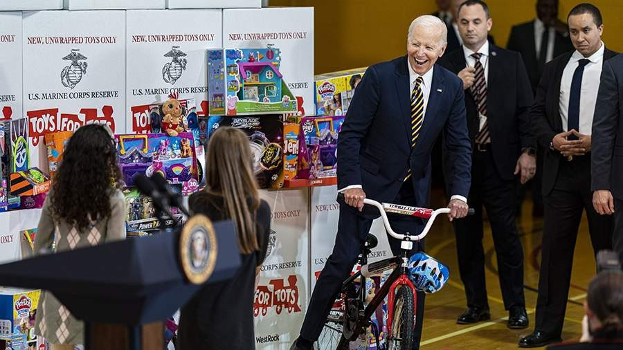 Ông Biden làm hỏng ghi đông xe đạp trẻ em khi đang đi thử