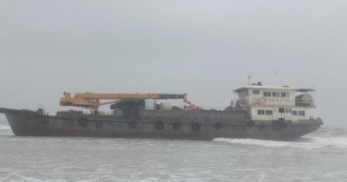 Xử lý tàu sắt không người dạt vào bờ biển Quảng Trị