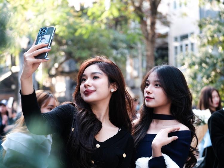 Trước Giáng sinh, giới trẻ Hà Nội check-in nhà thờ Lớn từ sáng đến đêm