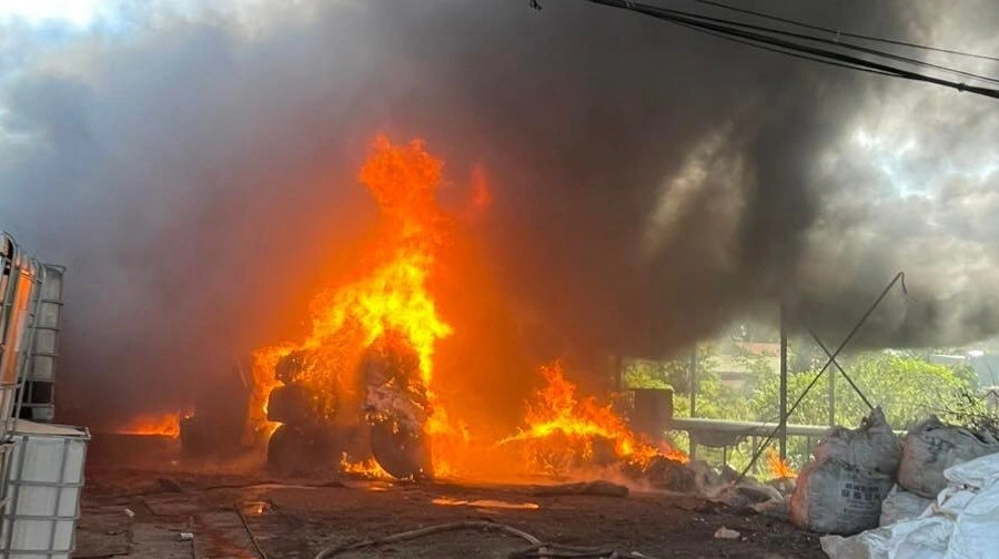 Sau tiếng nổ lớn, đám cháy thiêu rụi kho phế liệu 400m2 ở Bình Phước