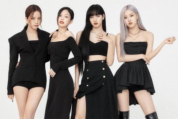 Jennie (BLACKPINK) bị chỉ trích vì dáng ngồi phản cảm trên sân khấu