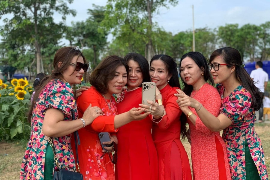 Người dân TP.HCM vui chơi, mua sắm trong ngày nghỉ cuối cùng Tết Dương lịch