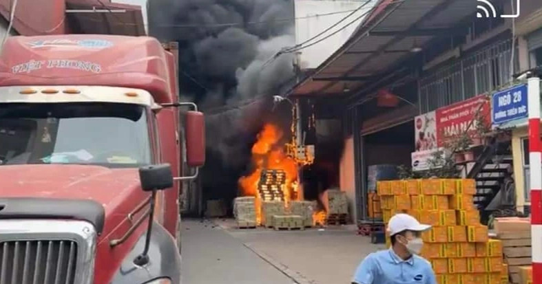 Cửa hàng kinh doanh bếp gas bốc cháy ngùn ngụt ở Hà Nội