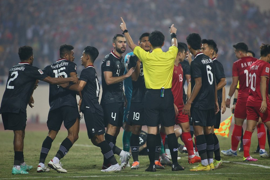 Cầu thủ Indonesia đóng kịch, cài bẫy Văn Hậu bất thành
