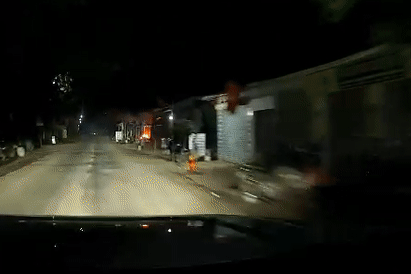 Giữa đêm, 2 tài xế xuống xe dập lửa, cứu dân thoát khỏi hỏa hoạn