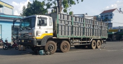 Ba nữ sinh bị xe tải cuốn vào gầm, một người tử vong