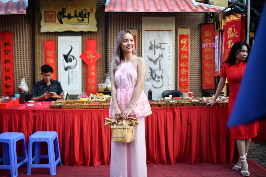 Chen chân chụp hình tại phố ông đồ ở TP.HCM