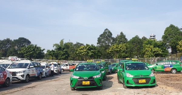 Tài xế taxi ở sân bay Tân Sơn Nhất phấn khởi khi có bãi đỗ xe miễn phí