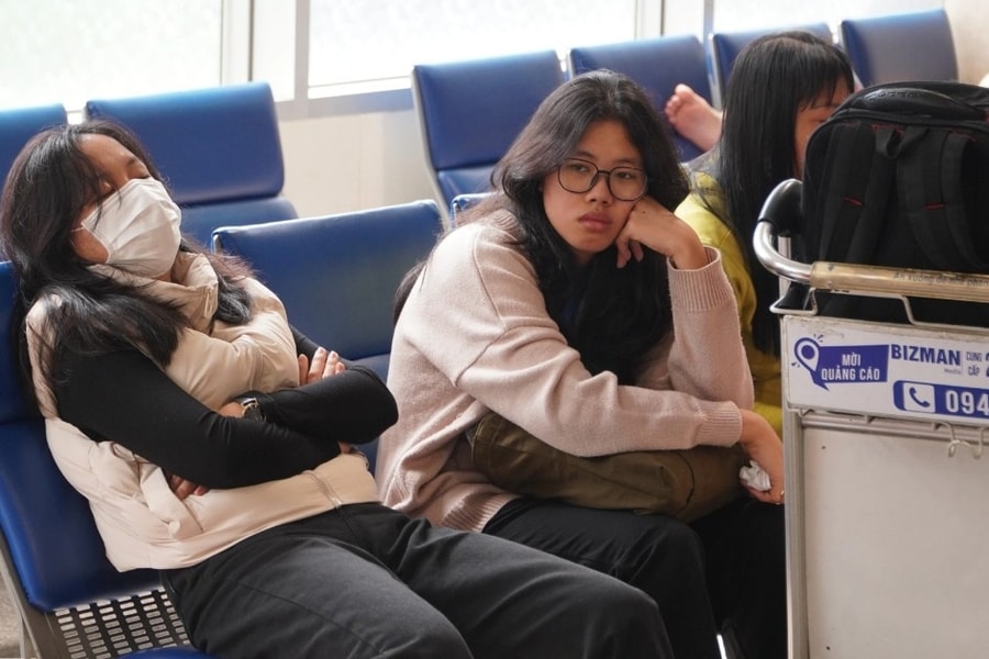Cảnh vạ vật, mệt mỏi của nhiều người ở Sân bay Tân Sơn Nhất ngày 27 Tết
