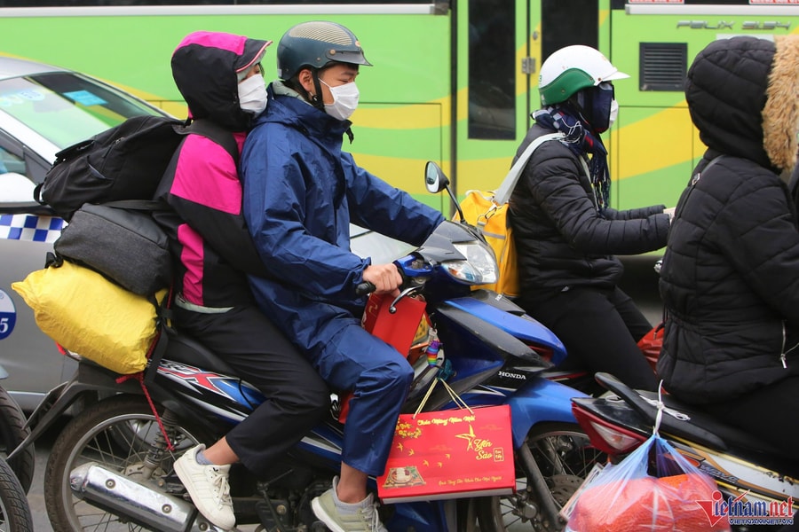 Dòng xe rời Hà Nội ngày làm việc cuối năm, ùn ứ ở các cửa ngõ Thủ đô
