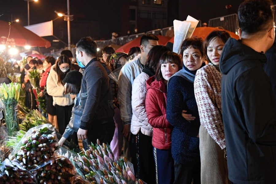 Đông nghịt người chen chân giữa đêm mua bán tại chợ hoa lớn nhất Hà Nội